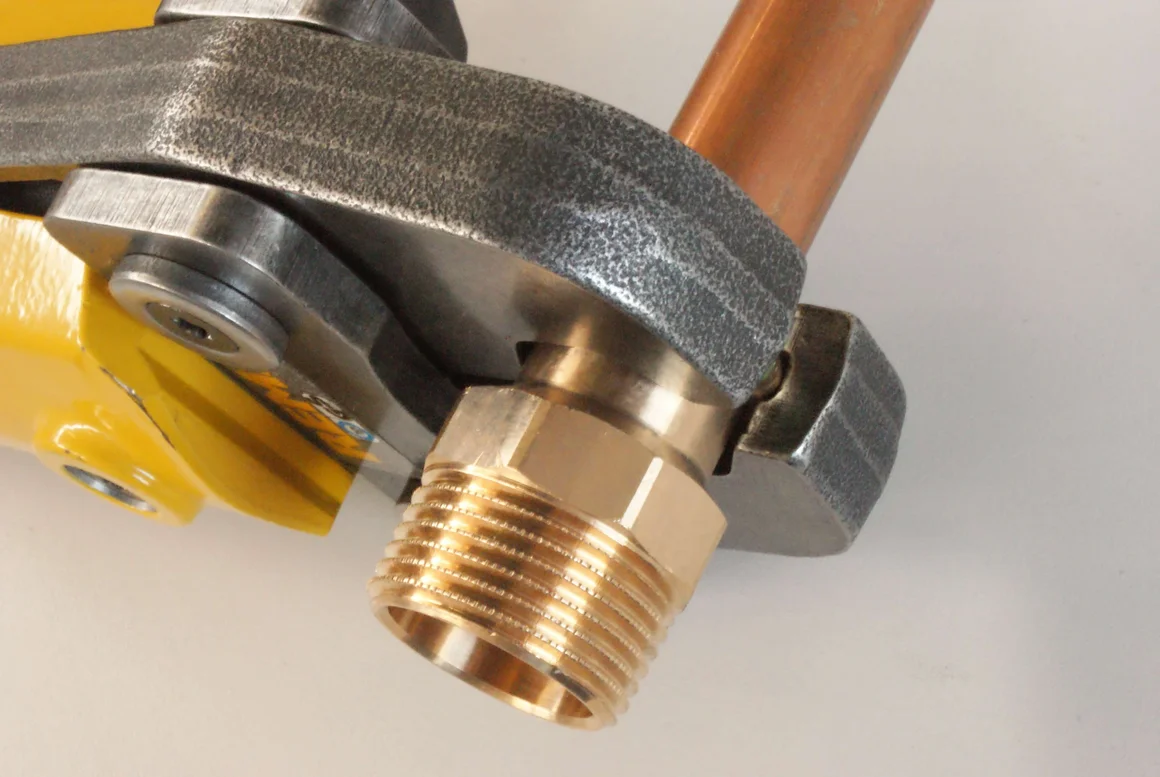 Rohr wird mit einer Zange gepresst